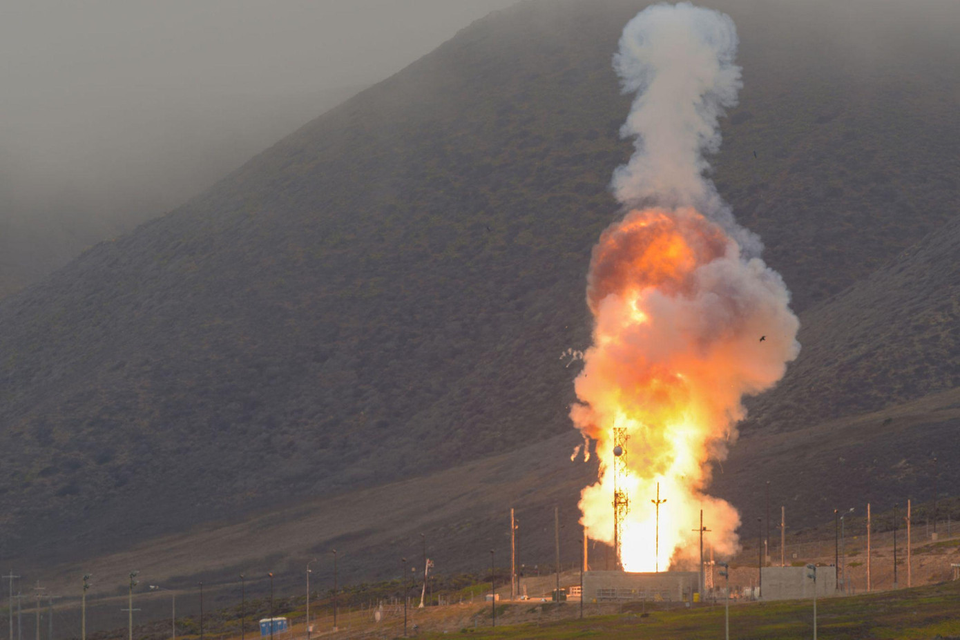 Một vũ khí đánh chặn trên mặt đất cho hệ thống phòng thủ tên lửa được phóng từ Căn cứ không quân Vandenberg ngày 12/9 Một vũ khí đánh chặn trên mặt đất cho hệ thống phòng thủ tên lửa được phóng từ Căn cứ không quân Vandenberg ngày 12/9