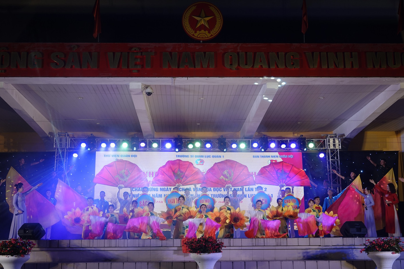 Tiết mục văn nghệ của đội văn nghệ xung kích Trường SQLQ 1. Tiết mục văn nghệ của đội văn nghệ xung kích Trường SQLQ 1.