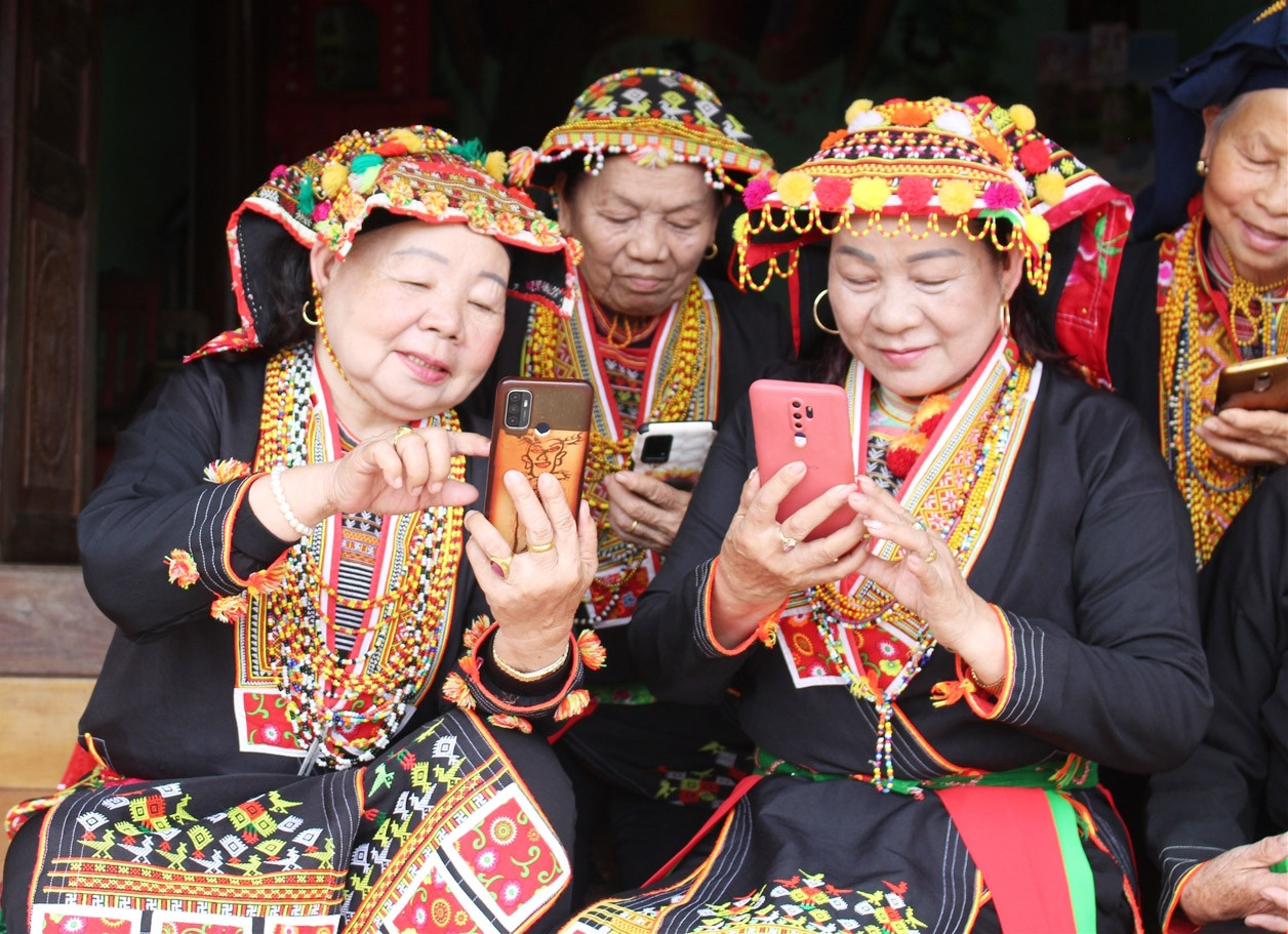 Kế hoạch đề ra mục tiêu Nâng cao khả năng ứng dụng và sử dụng công nghệ thông tin hỗ trợ phát triển kinh tế - xã hội cho vùng đồng bào DTTS và miền núi. (Ảnh MH)