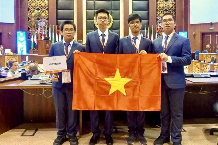 Em Nguyễn Hữu Tuấn ngoài cùng bên trái Em Nguyễn Hữu Tuấn ngoài cùng bên trái