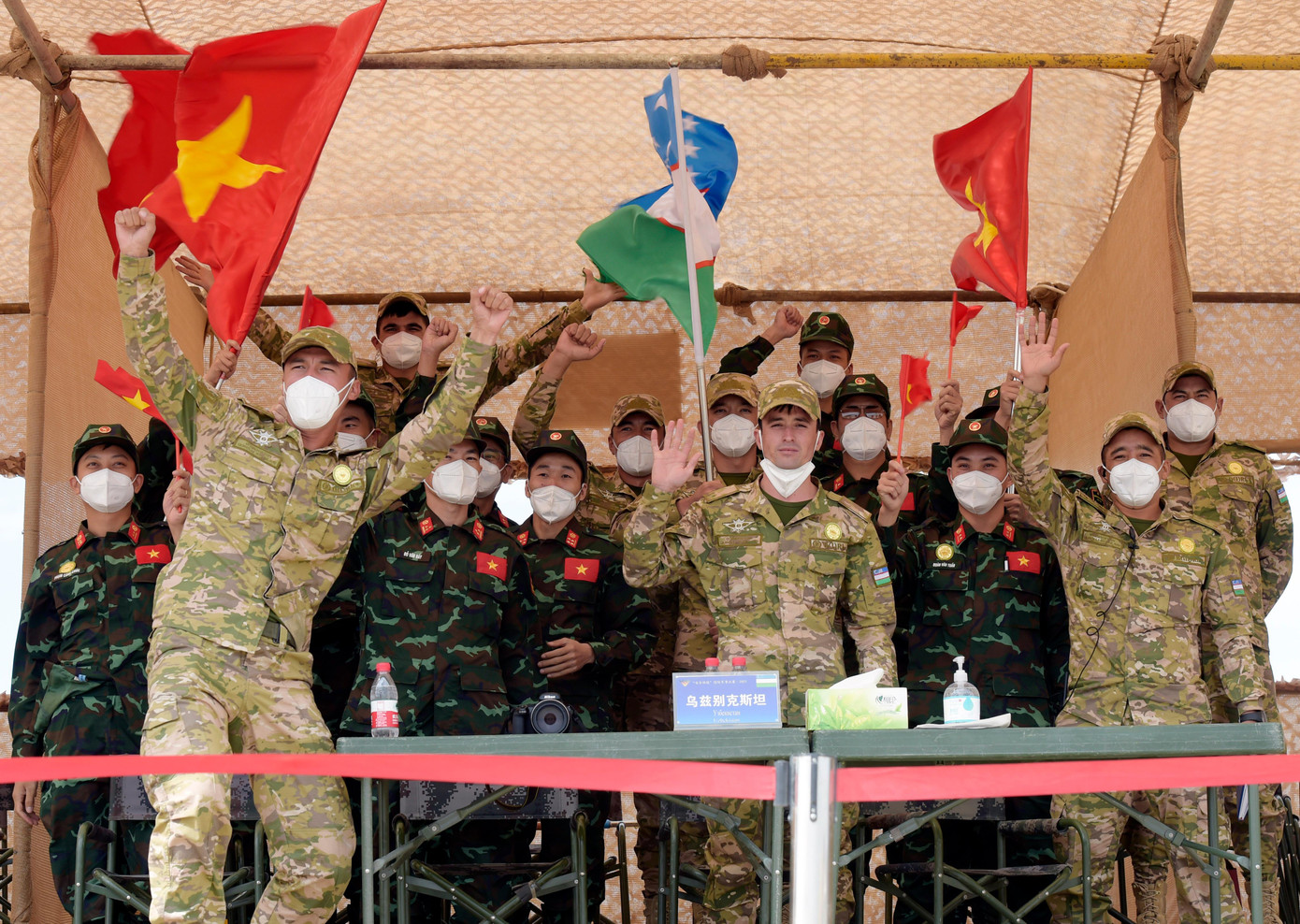 Đội tuyển Hóa học QĐND Việt Nam và Đội tuyển Uzbekistan cùng cổ vũ các vận động viên đội tuyển hai nước thi đấu. Ảnh: Kiên Cường Đội tuyển Hóa học QĐND Việt Nam và Đội tuyển Uzbekistan cùng cổ vũ các vận động viên đội tuyển hai nước thi đấu. Ảnh: Kiên Cường