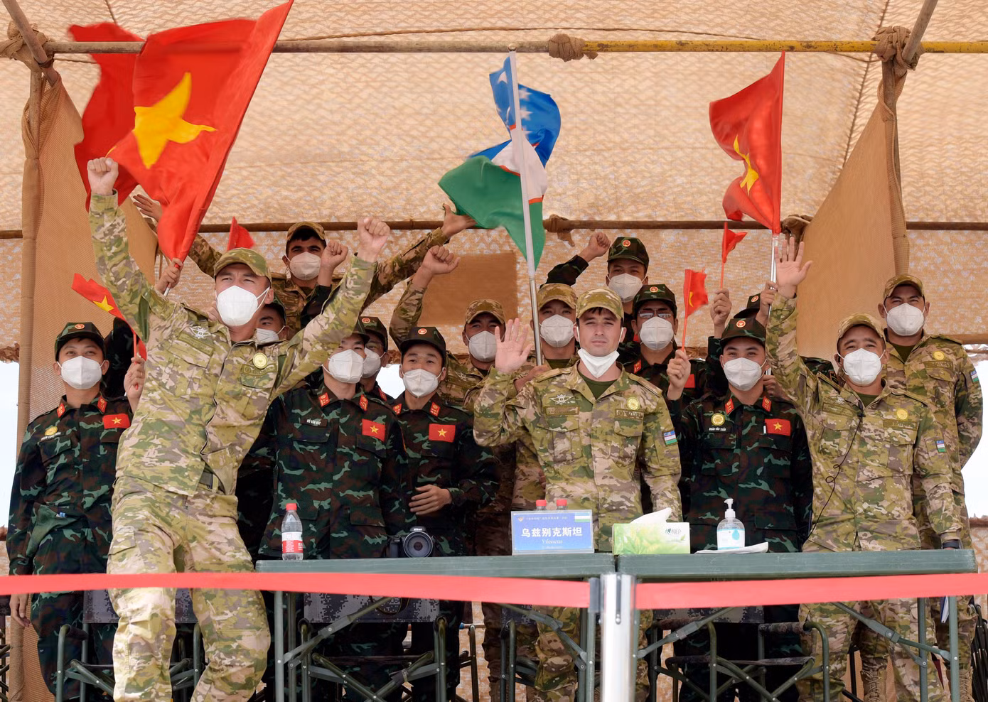 Đội tuyển Hóa học QĐND Việt Nam và Đội tuyển Uzbekistan cùng cổ vũ các vận động viên đội tuyển hai nước thi đấu. Ảnh: Kiên Cường Đội tuyển Hóa học QĐND Việt Nam và Đội tuyển Uzbekistan cùng cổ vũ các vận động viên đội tuyển hai nước thi đấu. Ảnh: Kiên Cường