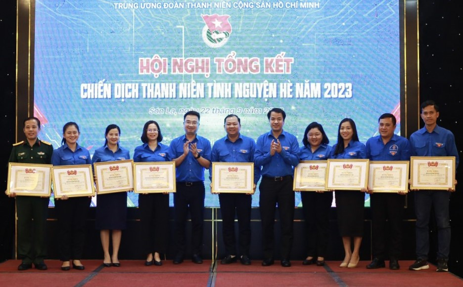 Ghi nhận những nỗ lực và cống hiến của tuổi trẻ Quân đội, Ban Bí thư Trung ương Đoàn đã tặng Bằng khen cho Ban Thanh niên Quân đội vì có thành tích xuất sắc trong tổ chức, triển khai Chiến dịch Thanh niên tình nguyện Hè 2023 trong toàn quân. Ghi nhận những nỗ lực và cống hiến của tuổi trẻ Quân đội, Ban Bí thư Trung ương Đoàn đã tặng Bằng khen cho Ban Thanh niên Quân đội vì có thành tích xuất sắc trong tổ chức, triển khai Chiến dịch Thanh niên tình nguyện Hè 2023 trong toàn quân.