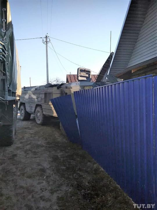 Quân đội Belarus đã sử dụng một chiếc xe tải để kéo hệ thống tên lửa ra khỏi bức tường của ngôi nhà và tuyên bố sẽ bồi thường thiệt hại. Quân đội Belarus đã sử dụng một chiếc xe tải để kéo hệ thống tên lửa ra khỏi bức tường của ngôi nhà và tuyên bố sẽ bồi thường thiệt hại.