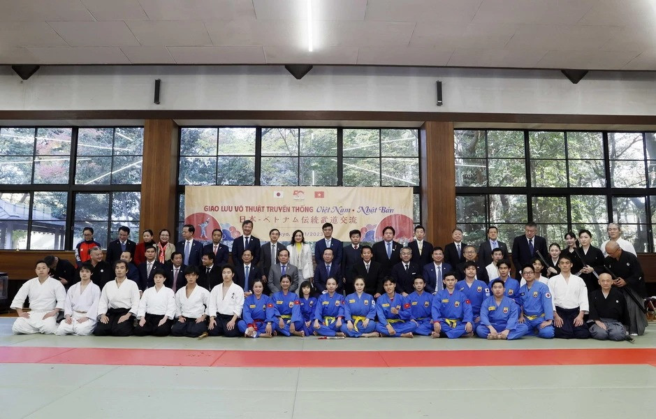 Chủ tịch nước Võ Văn Thưởng và đại biểu với võ sỹ hai nước tham dự chương trình giao lưu võ thuật. (Ảnh: Thống Nhất/TTXVN)