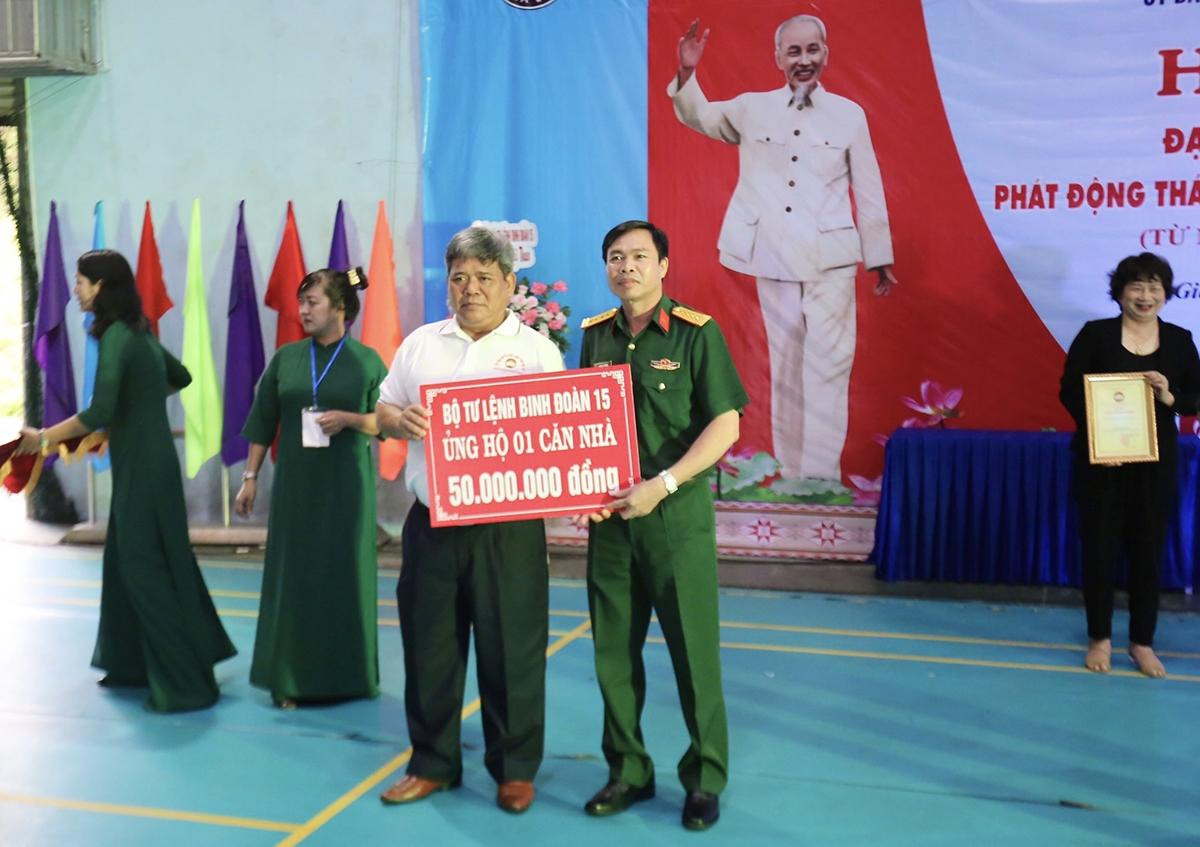 Các đại biểu, các cơ quan, doanh nghiệp trên địa bàn tỉnh đã ủng hộ vào Quỹ “Vì người nghèo” tỉnh