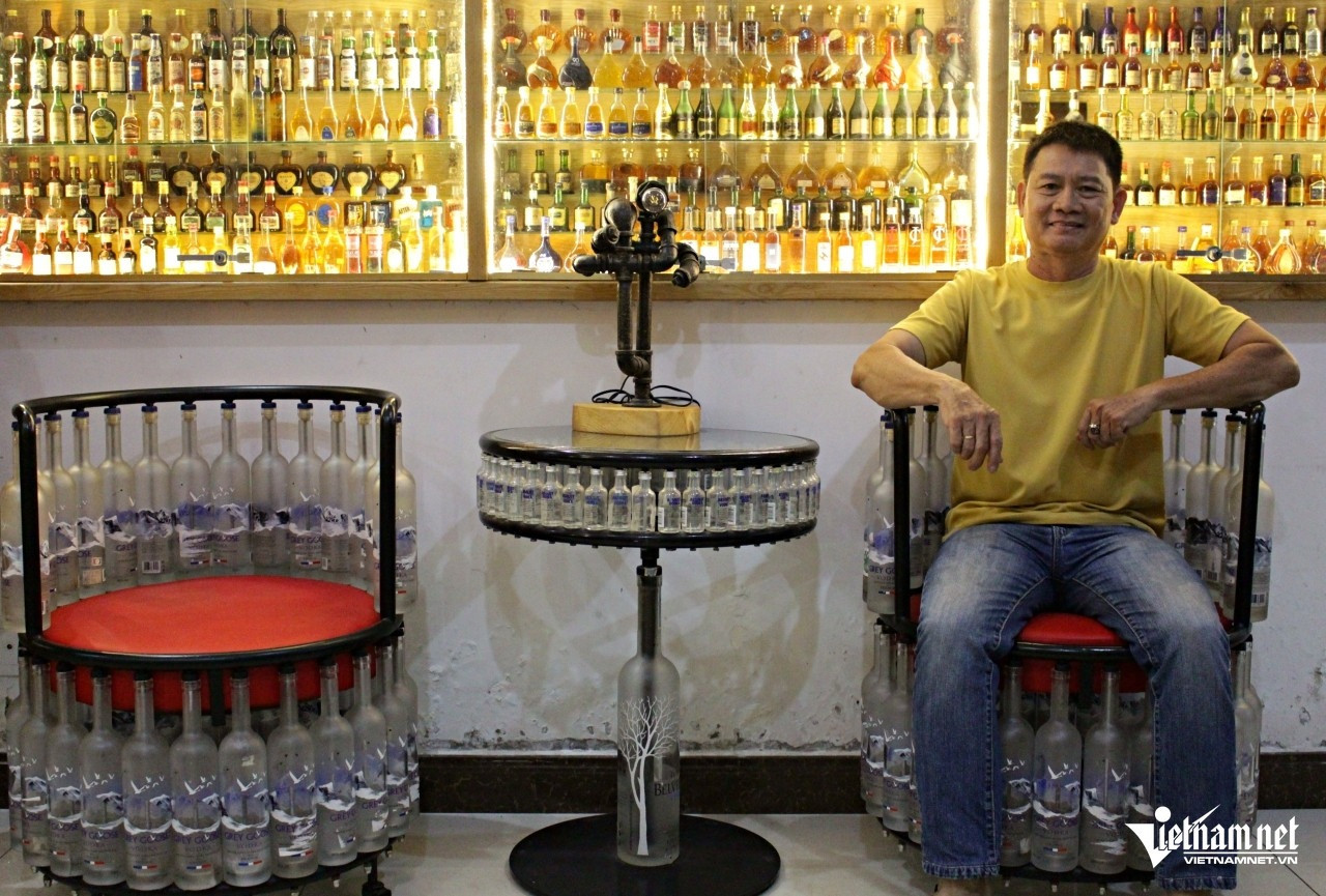 Ông Bình và 2 chiếc ghế được trang trí bằng vỏ chai. Ảnh: Hà Nguyễn Ông Bình và 2 chiếc ghế được trang trí bằng vỏ chai. Ảnh: Hà Nguyễn