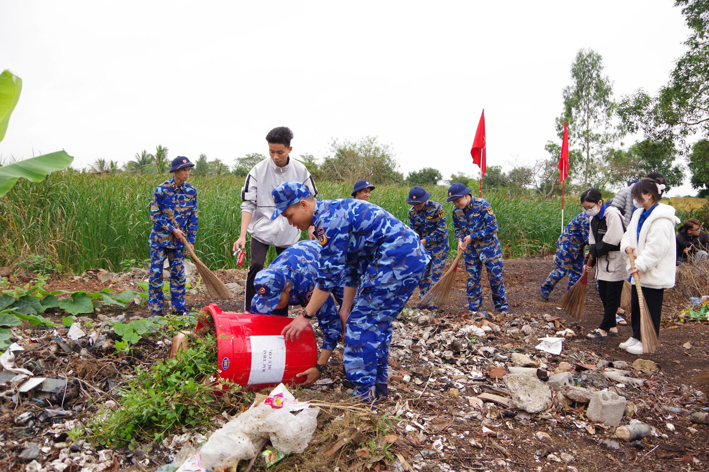 Tuổi trẻ hai đơn vị dọn vệ sinh đường làng, ngõ xóm xung quanh khu vực đóng quân. Tuổi trẻ hai đơn vị dọn vệ sinh đường làng, ngõ xóm xung quanh khu vực đóng quân.