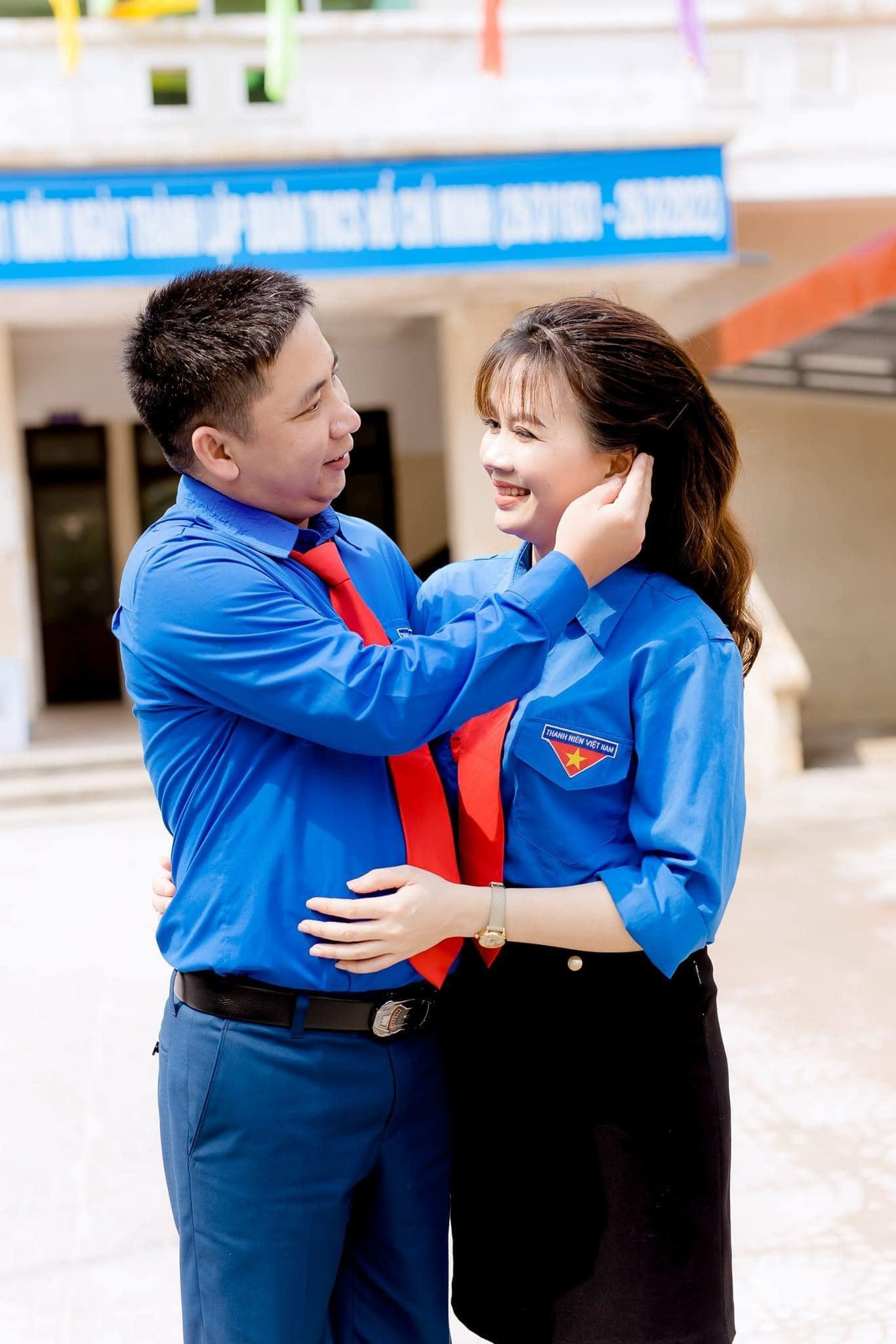 “Quen biết nhau nhờ hoạt động tình nguyện, cả 2 đều là Bí thư chi đoàn và dành thanh xuân, sức trẻ cho Đoàn. Đó là lý do tôi và Diệu chọn chụp ảnh cưới với áo Đoàn”, anh Đinh nói về bộ ảnh đặc biệt nhất cuộc đời mình. Ảnh: NVCC