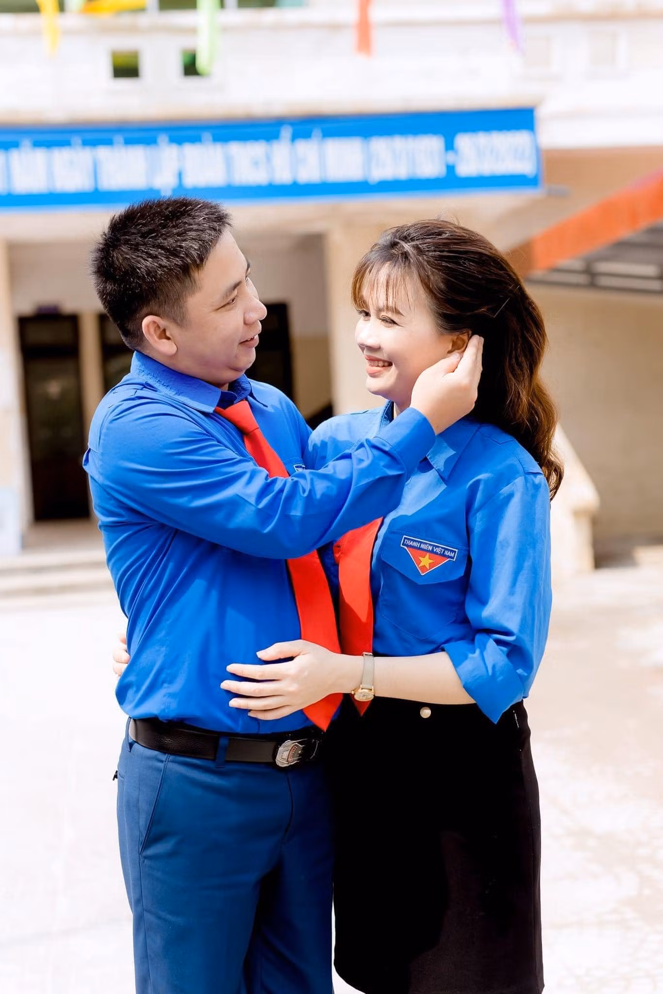 “Quen biết nhau nhờ hoạt động tình nguyện, cả 2 đều là Bí thư chi đoàn và dành thanh xuân, sức trẻ cho Đoàn. Đó là lý do tôi và Diệu chọn chụp ảnh cưới với áo Đoàn”, anh Đinh nói về bộ ảnh đặc biệt nhất cuộc đời mình. Ảnh: NVCC