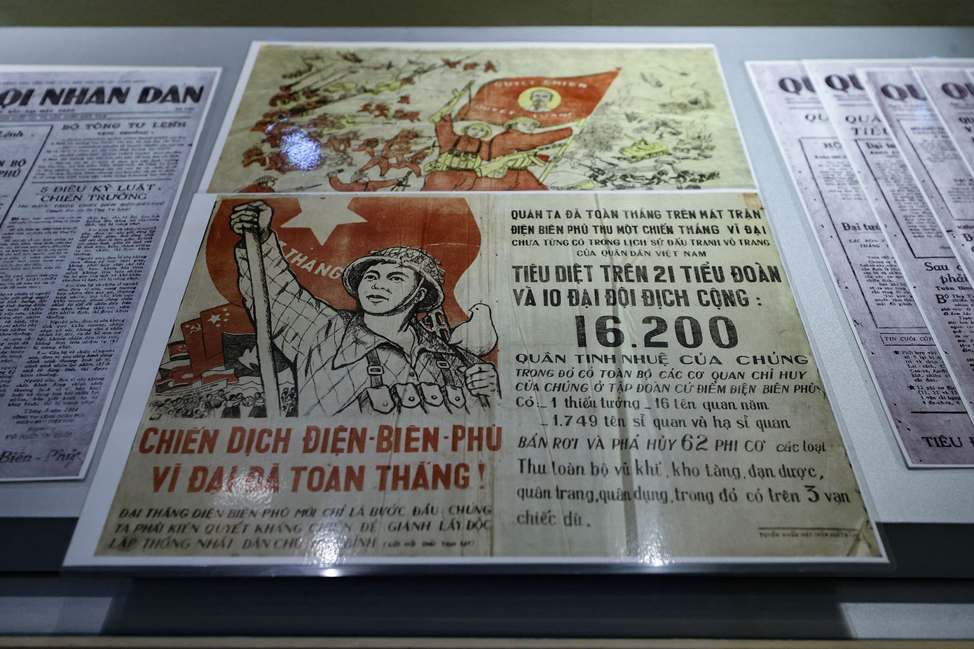 Tham gia chiến dịch Điện Biên Phủ năm 1954, ta có khoảng 5 vạn quân nên nhu cầu rất lớn về thông tin. Khi mà báo Nhân dân, báo Cứu Quốc, báo Tiền Phong… không thể đưa đến nơi thì tờ báo Quân đội nhân dân xuất bản tại mặt trận chính là tờ báo duy nhất tác động trực tiếp đến đời sống tinh thần chiến đấu của bộ đội, trở thành một “vũ khí đặc biệt” góp phần làm nên chiến thắng chấn động địa cầu. Ảnh: Lê Anh Dũng
