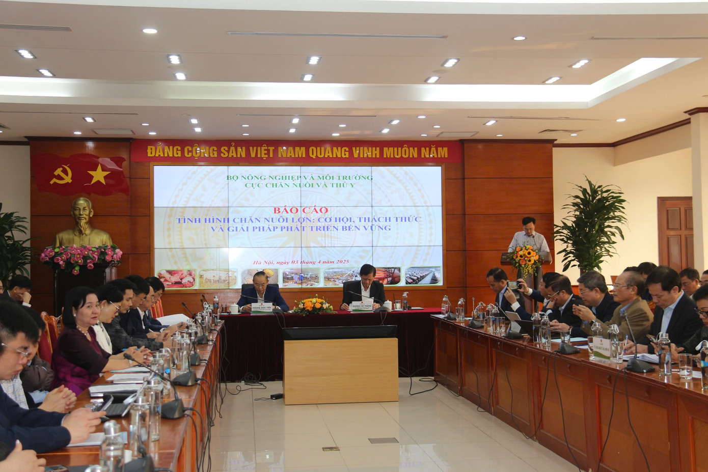 Toàn cảnh hội nghị.