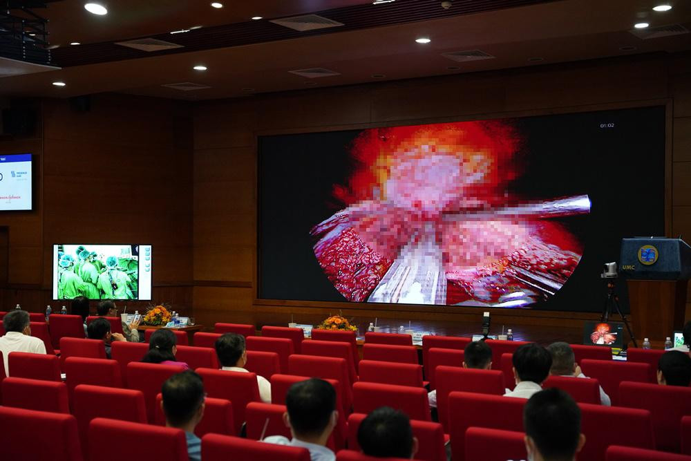 Một số phiên về ngoại khoa thực hiện mổ thị phạm, truyền hình trực tiếp giúp các đại biểu dễ dàng học hỏi, trao đổi kinh nghiệm Một số phiên về ngoại khoa thực hiện mổ thị phạm, truyền hình trực tiếp giúp các đại biểu dễ dàng học hỏi, trao đổi kinh nghiệm