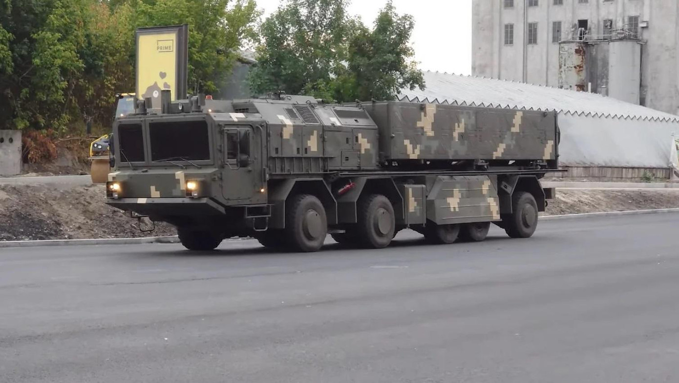 Hệ thống tên lửa Grim-2 mới cũng sẽ có vị trí đặc biệt trong đoàn diễu binh. Grim-2 có tầm bắn 350km, nhưng về mặt kỹ thuật, tên lửa có thể bay tới 500km. Hệ thống do Phòng thiết kế Yuzhnoye hợp tác với Nhà máy hóa chất Pavlograd và Phòng thiết kế chế tạo máy Kharkiv Morozov phát triển. Hệ thống tên lửa Grim-2 mới cũng sẽ có vị trí đặc biệt trong đoàn diễu binh. Grim-2 có tầm bắn 350km, nhưng về mặt kỹ thuật, tên lửa có thể bay tới 500km. Hệ thống do Phòng thiết kế Yuzhnoye hợp tác với Nhà máy hóa chất Pavlograd và Phòng thiết kế chế tạo máy Kharkiv Morozov phát triển.