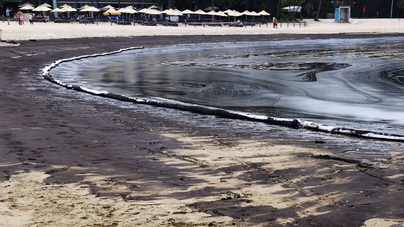 Vết dầu loang ở bãi biển Tanjong ở Sentosa, Singapore. Ảnh: Reuters.