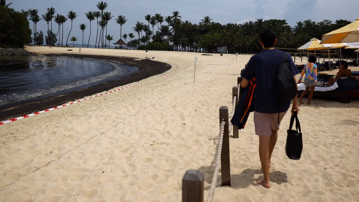 Chính quyền địa phương đã căng dây quanh bãi biển để hạn chế du khách xuống biển. Ảnh: Reuters