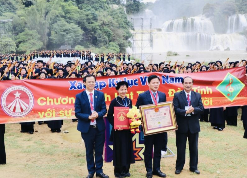 Nhờ đó, màn biểu diễn đã được Tổ chức kỷ lục Việt Nam trao Bằng chứng nhận và Kỷ niệm chương Xác lập kỷ lục "Màn đồng diễn hát Then, đàn Tính có số lượng người tham gia đông nhất Việt Nam". Nhờ đó, màn biểu diễn đã được Tổ chức kỷ lục Việt Nam trao Bằng chứng nhận và Kỷ niệm chương Xác lập kỷ lục "Màn đồng diễn hát Then, đàn Tính có số lượng người tham gia đông nhất Việt Nam".
