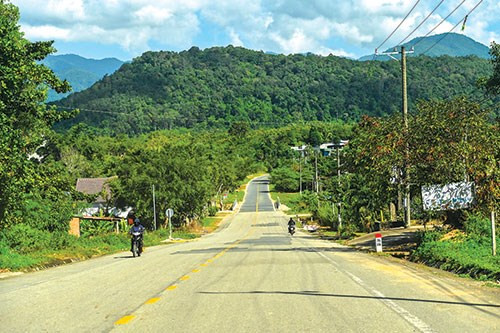 Đường lên La Dạ, Hàm Thuận Bắc, tỉnh Bình Thuận. Ảnh minh họa Đường lên La Dạ, Hàm Thuận Bắc, tỉnh Bình Thuận. Ảnh minh họa