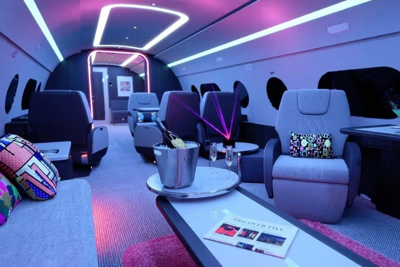 Giá thuê máy bay phản lực 9H-FIVE lên đến 15.000 USD/giờ, tương đương khoảng 380 triệu đồng. Ảnh: ACJ. Giá thuê máy bay phản lực 9H-FIVE lên đến 15.000 USD/giờ, tương đương khoảng 380 triệu đồng. Ảnh: ACJ.