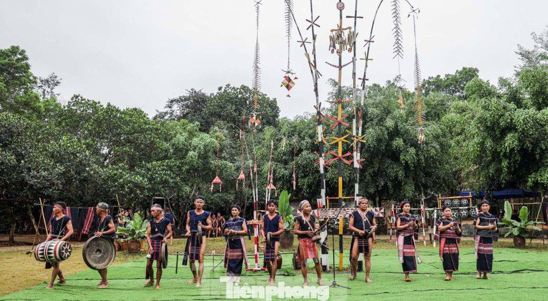 Đồng bào Ba Na thực hiện nghi lễ cầu an trước không gian nhà rông trong Làng Văn hóa - Du lịch các dân tộc Việt Nam. Ảnh: Duy Phạm