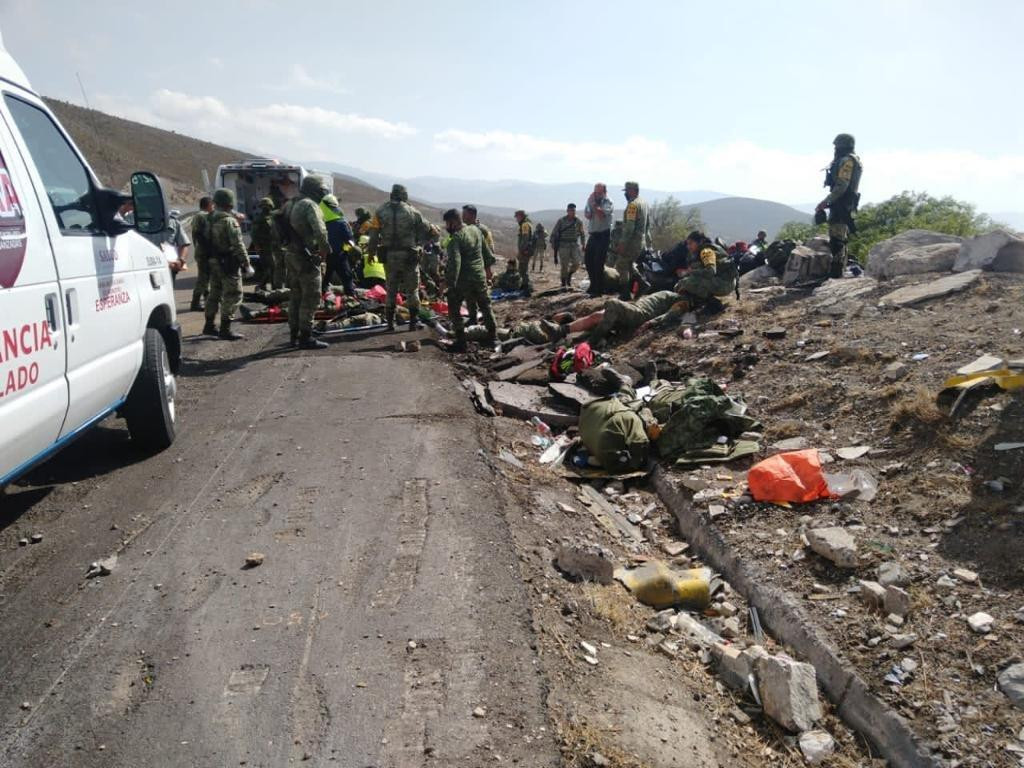 Các nhân viên y tế đã cố định những người bị thương trên cáng và chuyển họ đến các bệnh viện gần đó ở Orizaba và Tehuacán để được chăm sóc y tế chuyên khoa. Các nhân viên y tế đã cố định những người bị thương trên cáng và chuyển họ đến các bệnh viện gần đó ở Orizaba và Tehuacán để được chăm sóc y tế chuyên khoa.