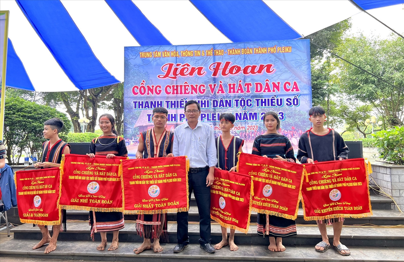 Ban Tổ chức trao giải cho các đội thi đạt thành tích cao