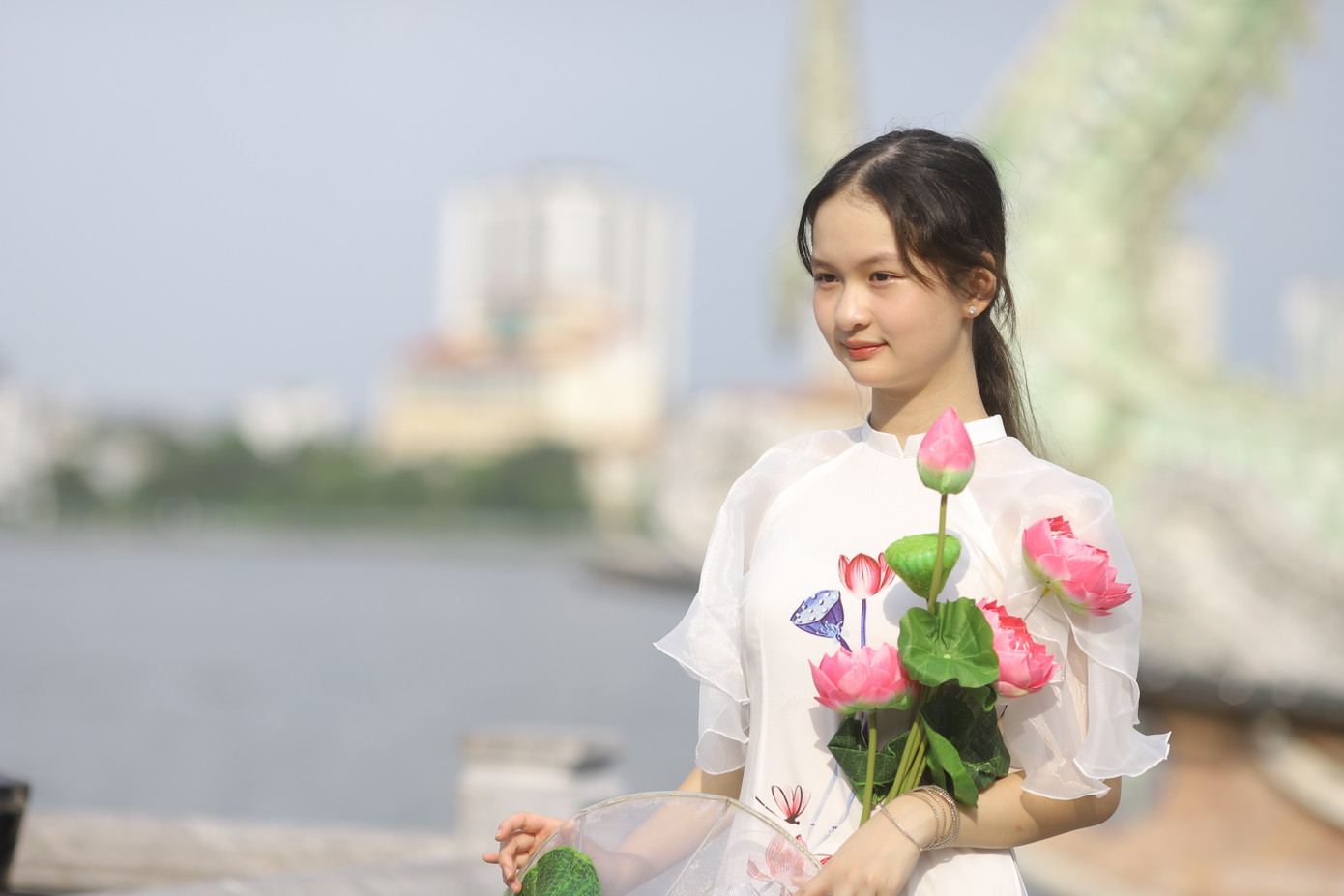 Người phụ nữ Việt luôn thật xinh đẹp trong tà áo dài, trang phục truyền thống của dân tộc.