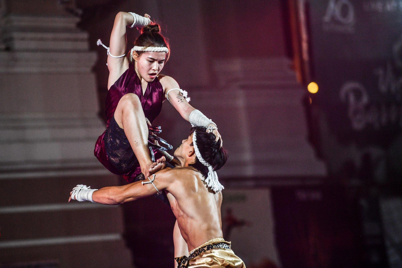 Liên đoàn Muay TP.HCM đem đến những màn trình diễn đẹp mắt với các đòn tấn công của cùi chỏ, đầu gối. Tiết mục biểu diễn Muay còn có sự góp mặt của võ sĩ nổi tiếng Nguyễn Trần Duy Nhất. Liên đoàn Muay TP.HCM đem đến những màn trình diễn đẹp mắt với các đòn tấn công của cùi chỏ, đầu gối. Tiết mục biểu diễn Muay còn có sự góp mặt của võ sĩ nổi tiếng Nguyễn Trần Duy Nhất.