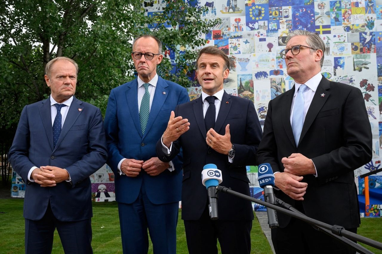 Từ trái sang phải: Thủ tướng Ba Lan Donald Tusk, Thủ tướng Đức Friedrich Merz, Tổng thống Pháp Emmanuel Macron và Thủ tướng Anh Keir Starmer phát biểu ở Albania (ảnh: Reuters)