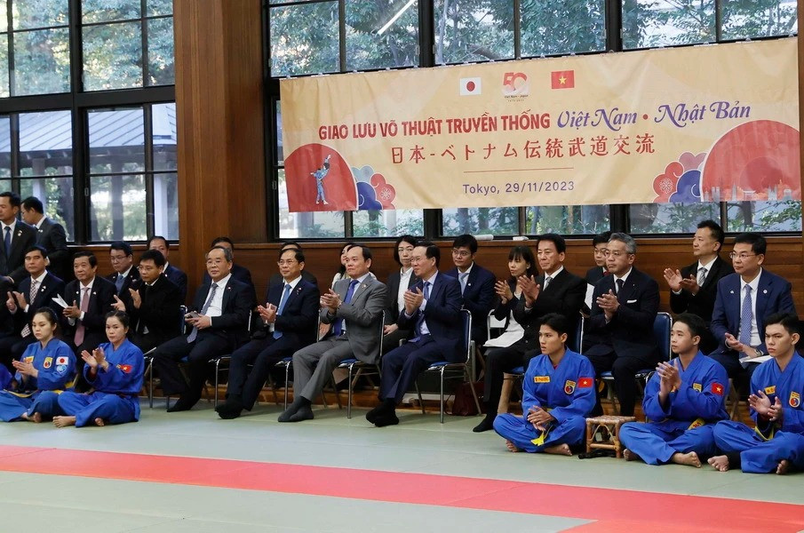 Chủ tịch nước Võ Văn Thưởng và các đại biểu dự giao lưu võ thuật Việt Nam-Nhật Bản. (Ảnh: Thống Nhất/TTXVN)