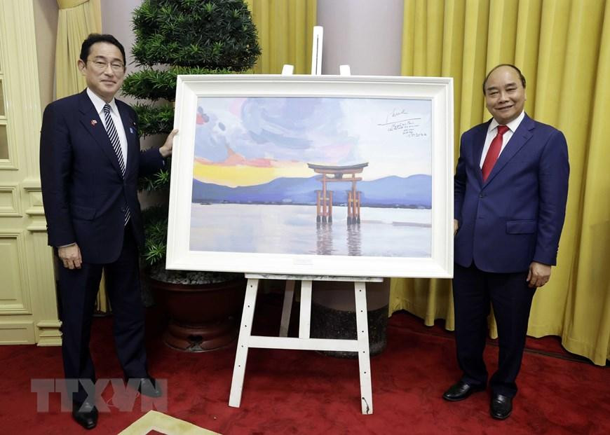 Chủ tịch nước Nguyễn Xuân Phúc tặng Thủ tướng Nhật Bản Kishida Fumio tác phẩm hội họa của họa sỹ Việt Nam về phong cảnh Nhật Bản. (Ảnh: Thống Nhất/TTXVN)