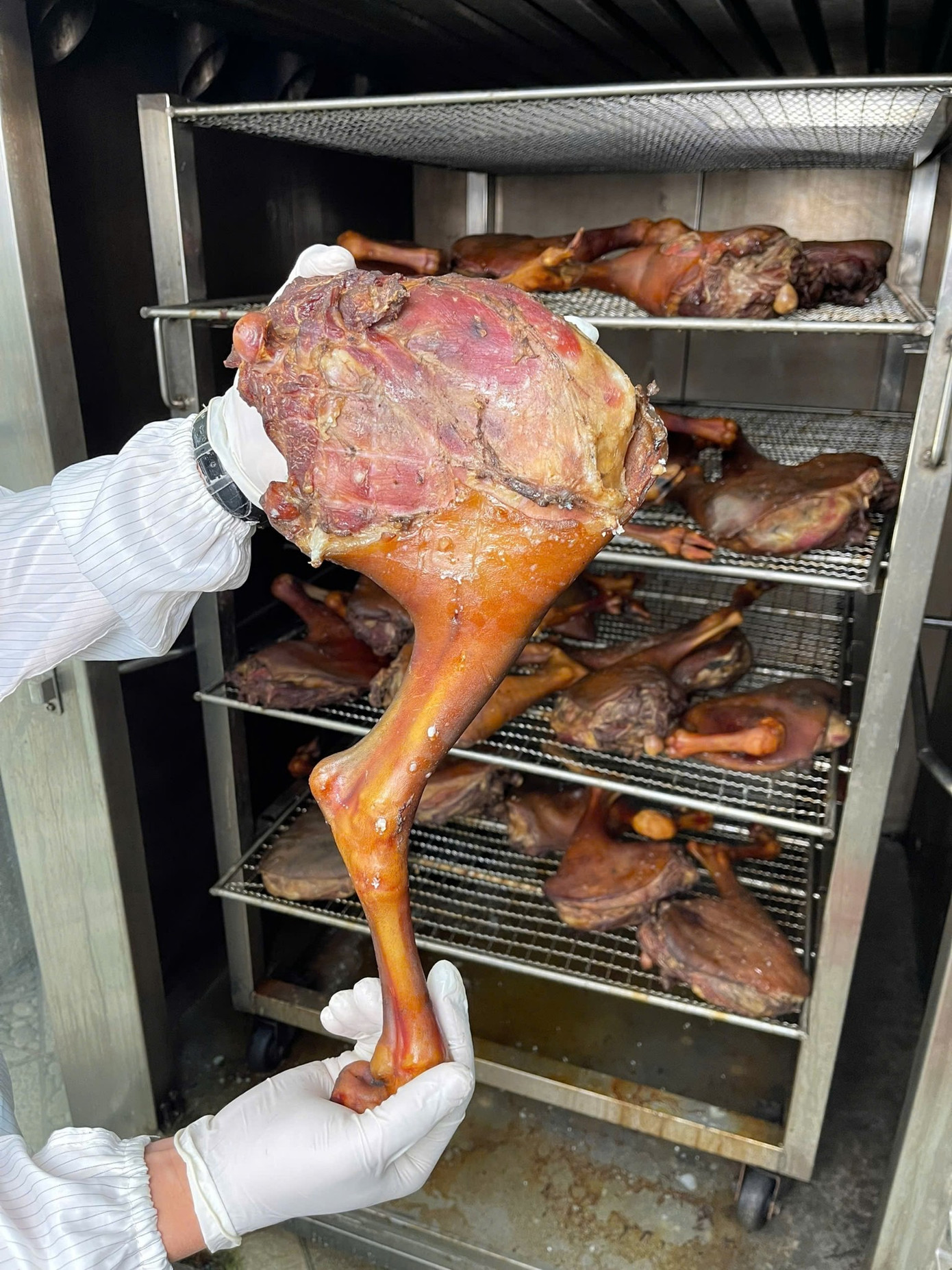 Một chiếc đùi dê sau khi hun khói. Ảnh: NVCC. Một chiếc đùi dê sau khi hun khói. Ảnh: NVCC.