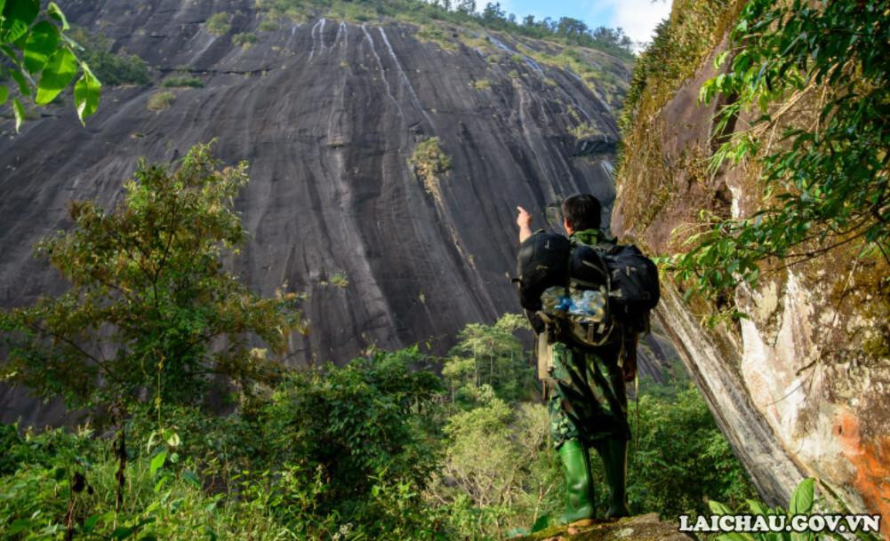 Lai Châu cũng được biết đến là vùng đất với nhiều đỉnh núi hấp dẫn. Đường lên Bạch Mộc Lương Tử với những cung đường hùng vĩ.