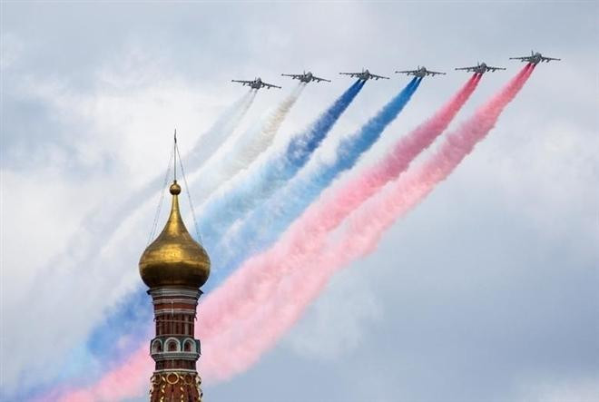 Cuộc diễn tập được hoàn thành bởi 6 máy bay cường kích Su-25, các máy bay này đã nhả khói tạo thành các sắc màu của lá cờ Nga.