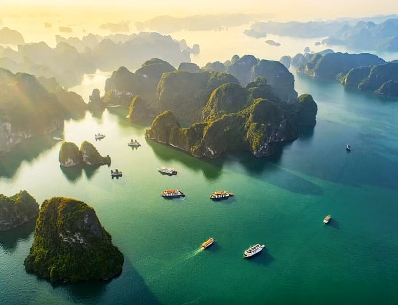 Vịnh Hạ Long Vịnh Hạ Long nổi bật với hệ thống đảo đá và hang động tuyệt đẹp.