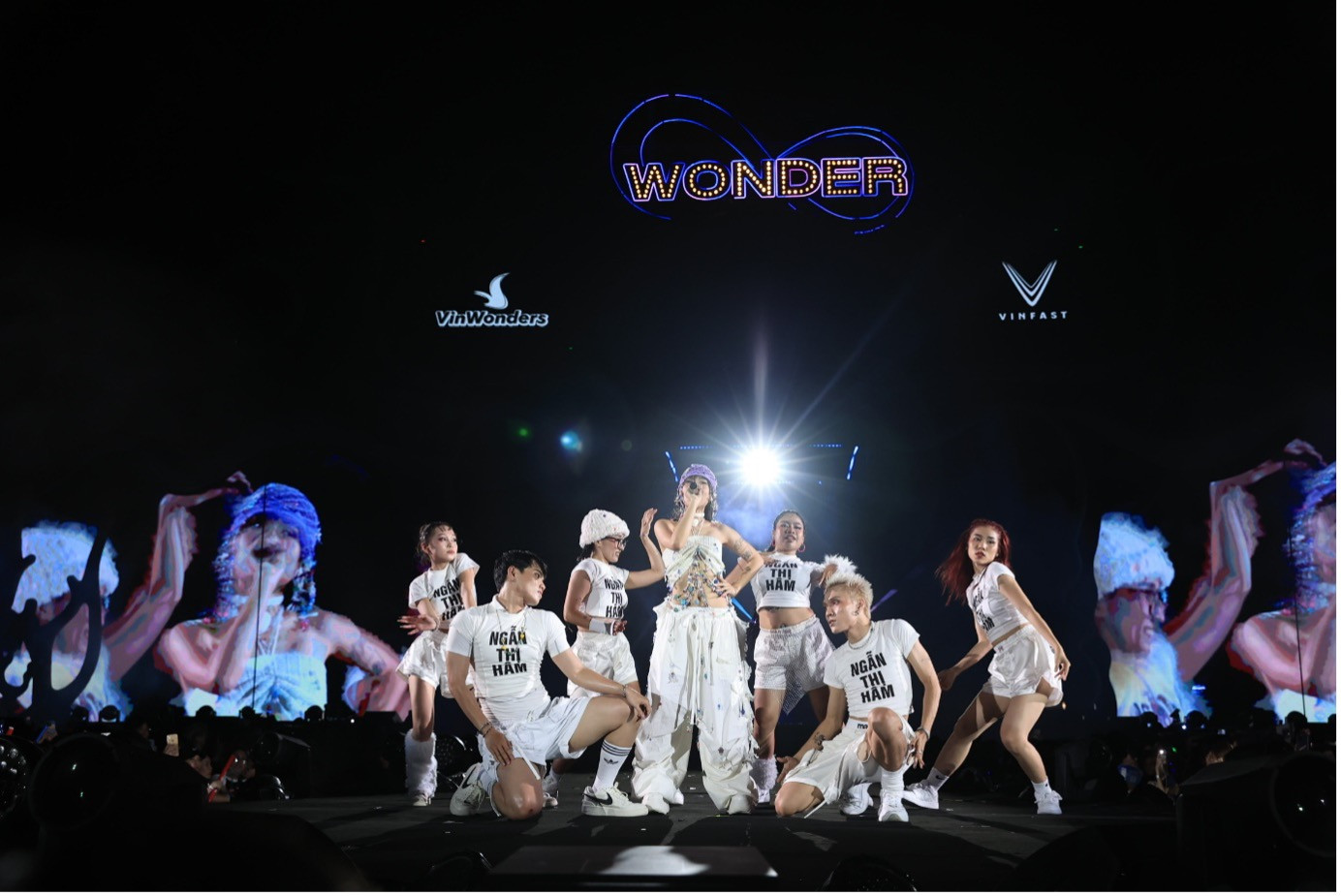 “Cô nàng rap queen” Tlinh cùng vũ đoàn đã khuấy đảo sân khấu 8Wonder với loạt hit chất lừ được phối mới theo concept mùa hè “Ghệ iu dấu của em”, “Siren” và các bản mashup “Cypher &amp; Mắt xanh”, “Gái độc thân &amp; Xích thêm chút”.