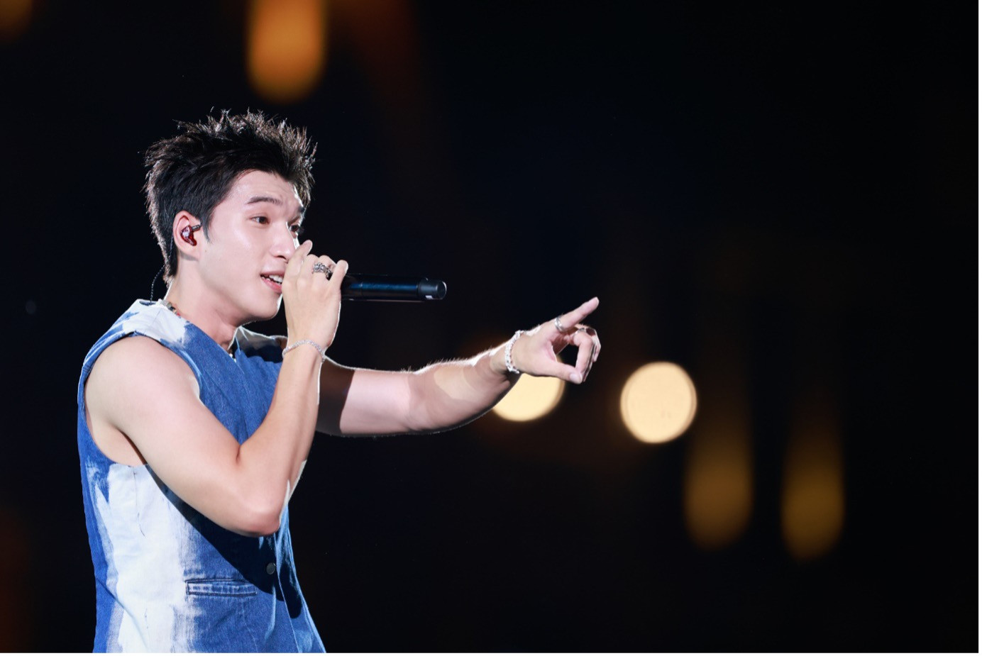 Cả quảng trường Wonder Square như bùng cháy bởi những vũ điệu đẹp mắt và màn trình diễn cuốn hút của chàng rapper, ca sĩ điển trai HIEUTHUHAI qua các ca khúc như “Cua”,“Không thể say”, “Ngủ một mình”, “Vệ tinh”.