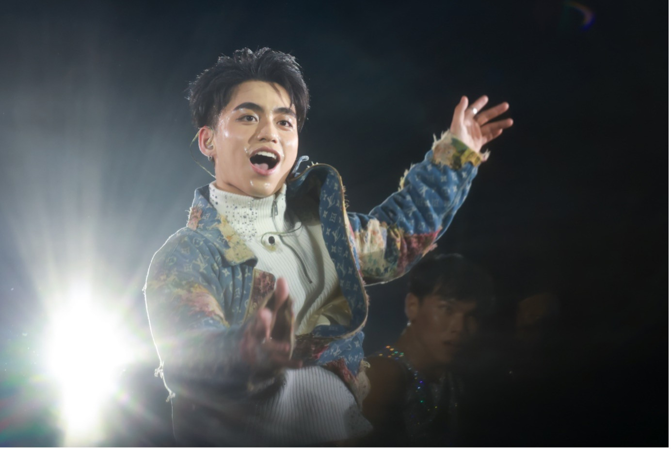 MONO cũng khiến khán giả nhún nhảy không ngừng với những bản remix sôi động của“Em là”, “Anh không thể”, và tất nhiên không thể thiếu “bài hát thành công nhất năm 2022” khuấy đảo các bảng xếp hạng âm nhạc Việt Nam “Waiting for you”.