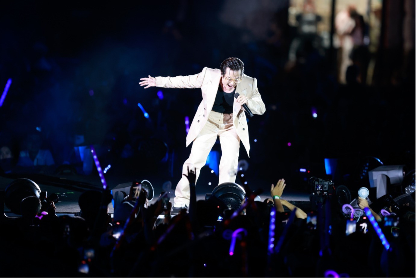 “Người kể chuyện bằng âm nhạc” Hà Anh Tuấn vốn nổi tiếng với những bản tình ca sâu lắng, đầy chiêm nghiệm nay đã gây bất ngờ cho hàng ngàn khán giả với bản remix“Tháng mấy em nhớ anh” theo phong cách worship, hay giai điệu đầy sôi động mang màu sắc funky kết hợp electric music của “12 giờ”.