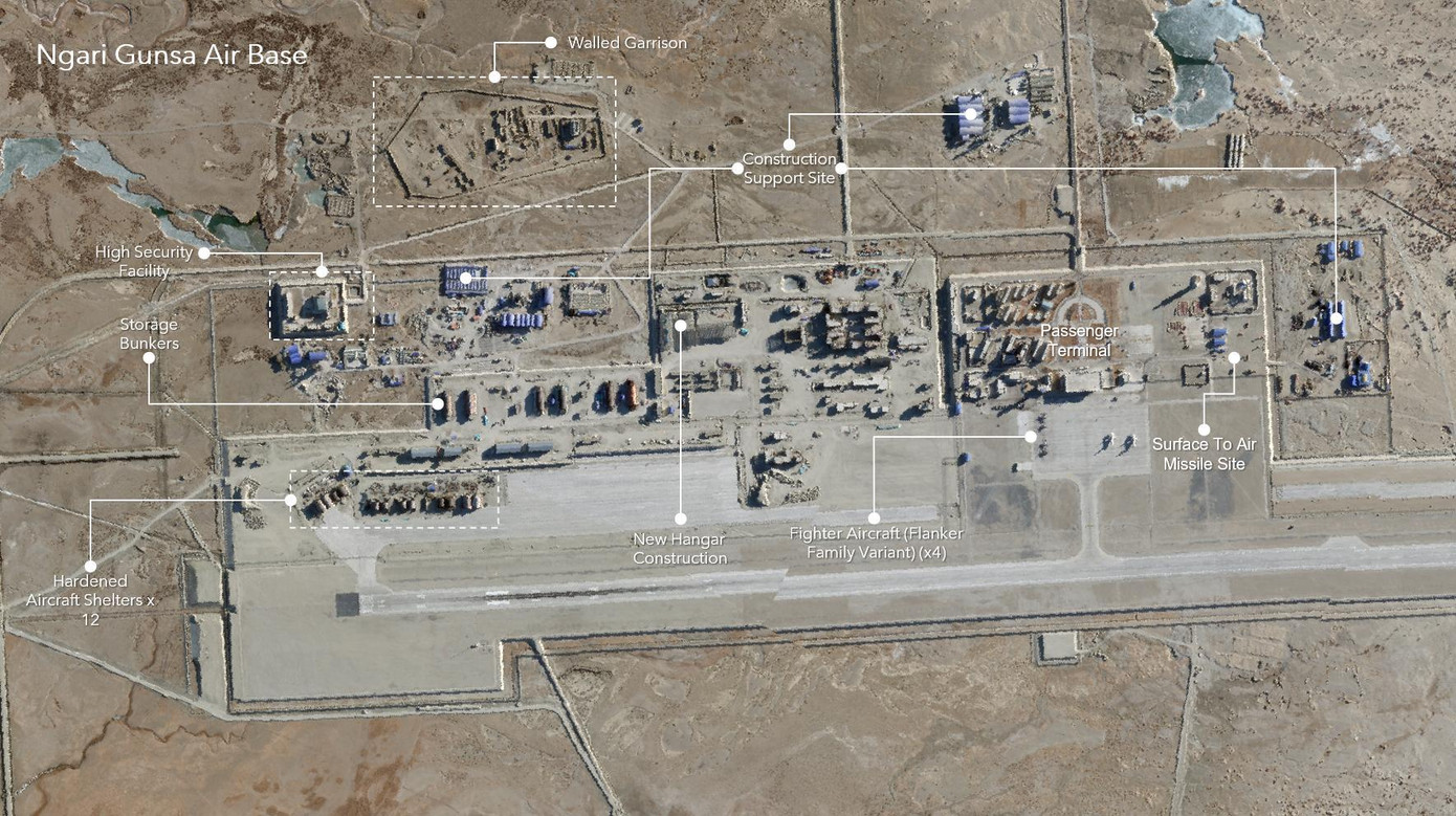 Hình ảnh vệ tinh cũng cho thấy hoạt động triển khai tên lửa đất đối không trong căn cứ không quân.