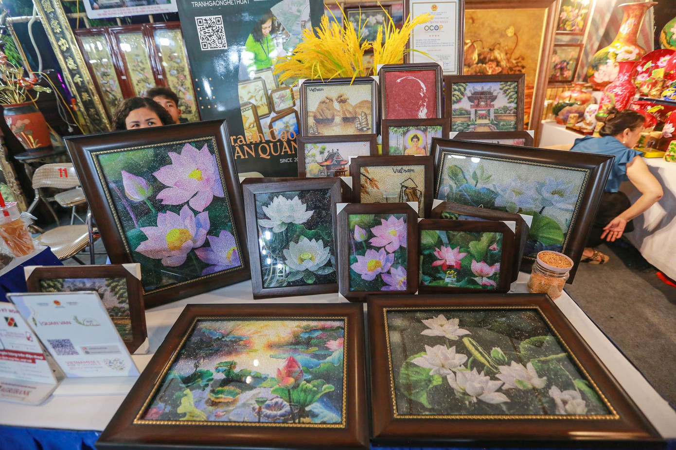 Những bức tranh sen làm từ hạt gạo.