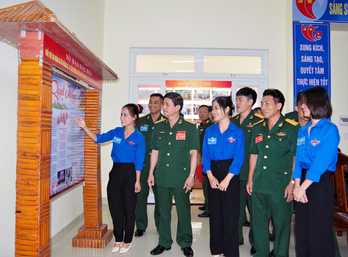 Các đại biểu tham quan các mô hình, sản phẩm của tuổi trẻ Đoàn mang đến Đại hội