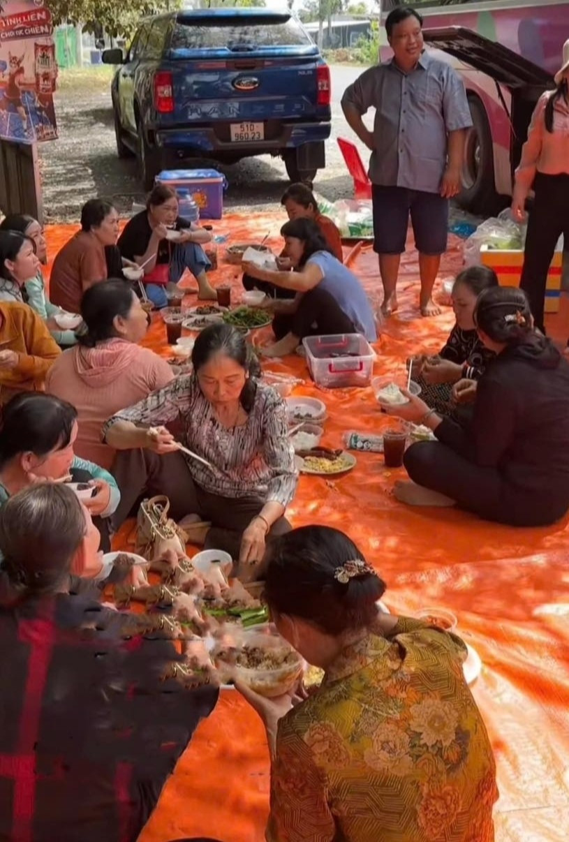Đại gia đình ở Bến Tre đi du lịch, mang theo 40kg lạp xưởng, 150 ổ bánh mì ảnh 4 Đại gia đình ở Bến Tre đi du lịch, mang theo 40kg lạp xưởng, 150 ổ bánh mì ảnh 4