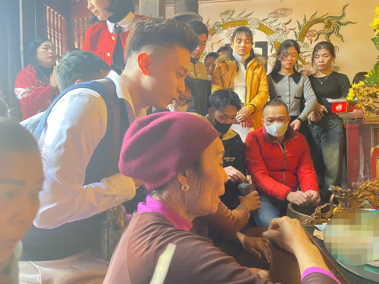 Theo tục cũ, người dân đến đền sau khi dâng lễ xong sẽ lắc mạnh ống gỗ đựng các quẻ thẻ cho đến khi một chiếc thẻ rơi ra ngoài. Khi đó, người rút thẻ sẽ chọn lấy chiếc thẻ đó và nhờ thầy trong chùa giải thẻ.