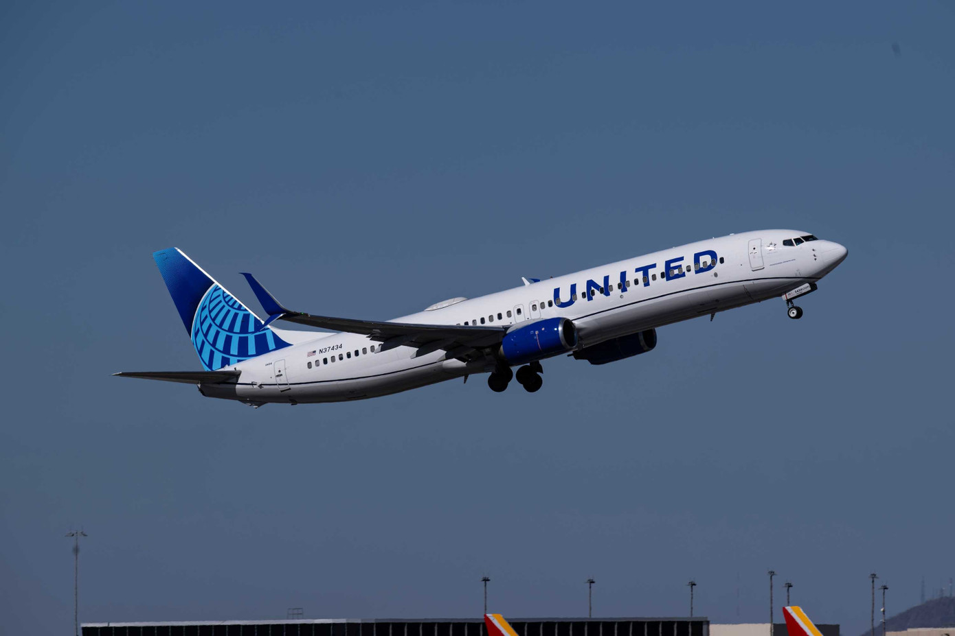 Máy bay gặp nhiễu động nghiêm trọng, nhiều hành khách bị thương. Ảnh: Robin Guess | Shutterstock.