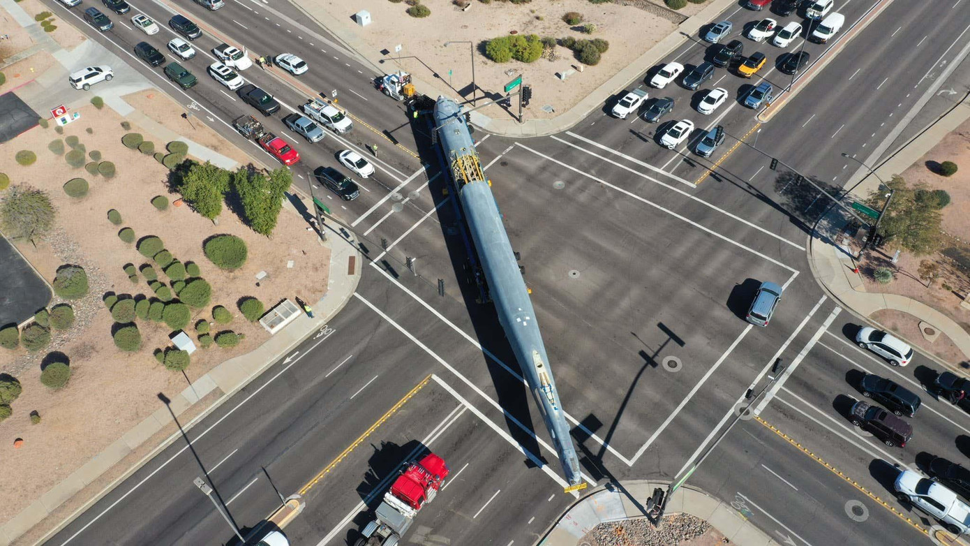 Theo các nhà quản lý, việc tái tạo máy bay ném bom để có thể thực hiện một chuyến bay sẽ mất rất nhiều công sức và một khoản tiền khổng lồ. Dù sao nó cũng sẽ không bao giờ bay nữa, nên di chuyển trên đất liền là một lựa chọn hợp lý hơn nhiều.