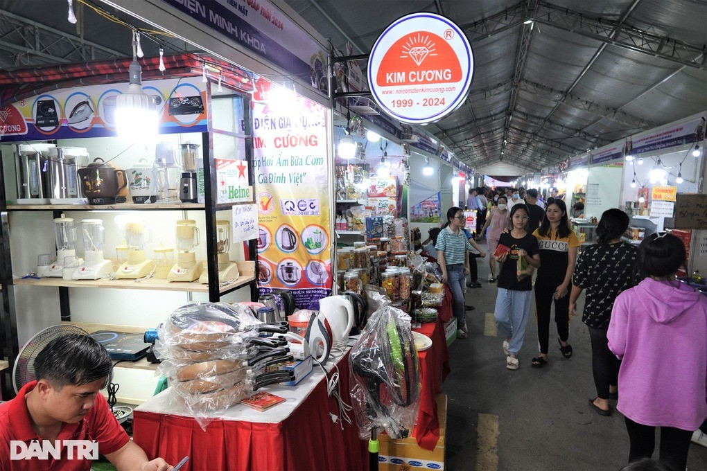 Sạp hàng đồ gia dụng, quà Tết hiếm có người lao động ghé mua (Ảnh: Nguyễn Vy). Sạp hàng đồ gia dụng, quà Tết hiếm có người lao động ghé mua (Ảnh: Nguyễn Vy).