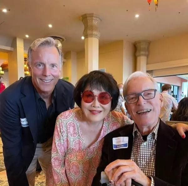 Richard Chamberlain bay đến Hawaii để tham gia tiệc sinh nhật của cựu Đệ nhất phu nhân Hawaii, Vicky Cayetano.