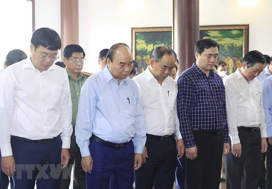 Quang cảnh buổi dâng hương tưởng niệm cụ Phó bảng Nguyễn Sinh Sắc. (Ảnh: Thống Nhất/TTXVN)