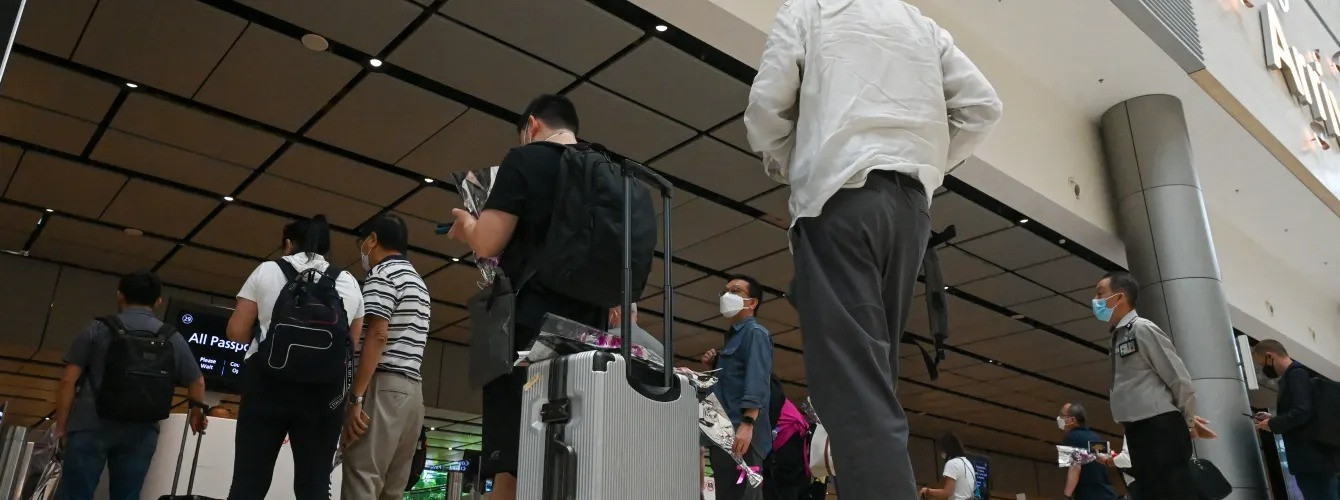 Hành khách tại trạm kiểm soát nhập cư ở Sân bay Changi Singapore. Ảnh: Roslan Rahman | Afp | Getty Images. Hành khách tại trạm kiểm soát nhập cư ở Sân bay Changi Singapore. Ảnh: Roslan Rahman | Afp | Getty Images.